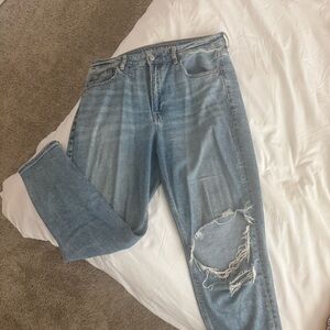 WOMEN’S AMERICAN EAGLE STRIGID RIPPED MOM JEANS